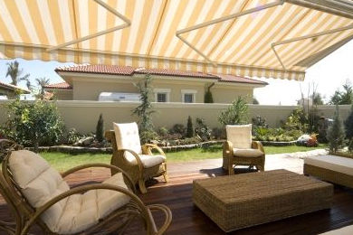 Balkona kolonsuz monte edilmiş mafsallı tente; kollar kumaşı öne iter 5