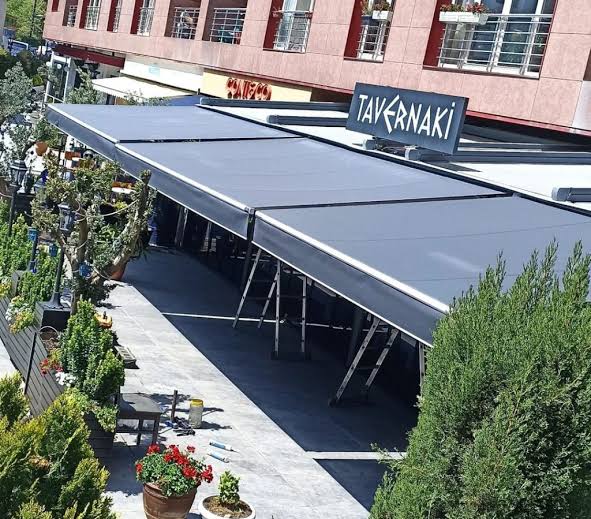 Balkona kolonsuz monte edilmiş mafsallı tente; kollar kumaşı öne iter 6