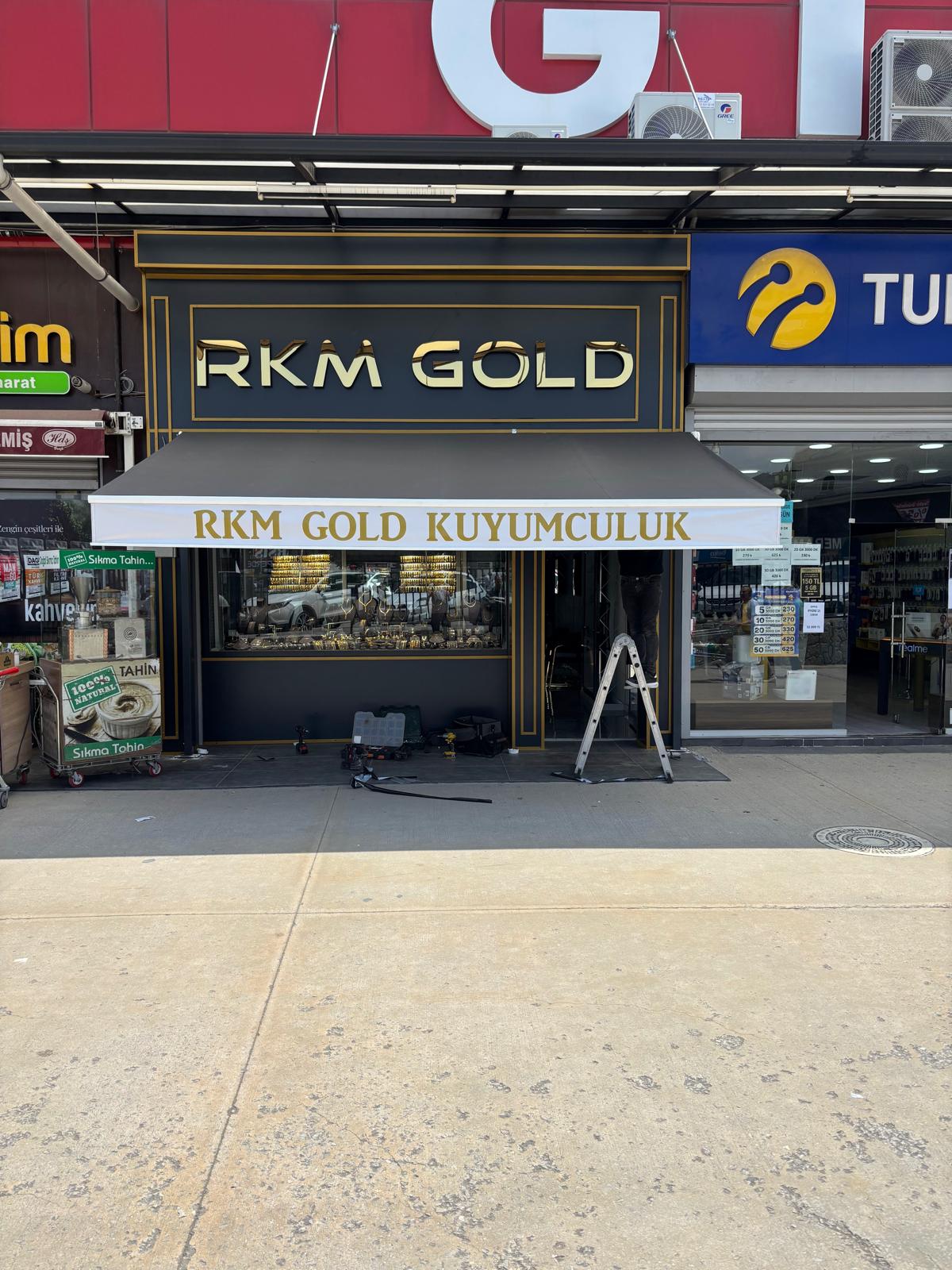 Balkona kolonsuz monte edilmiş mafsallı tente; kollar kumaşı öne iter 8