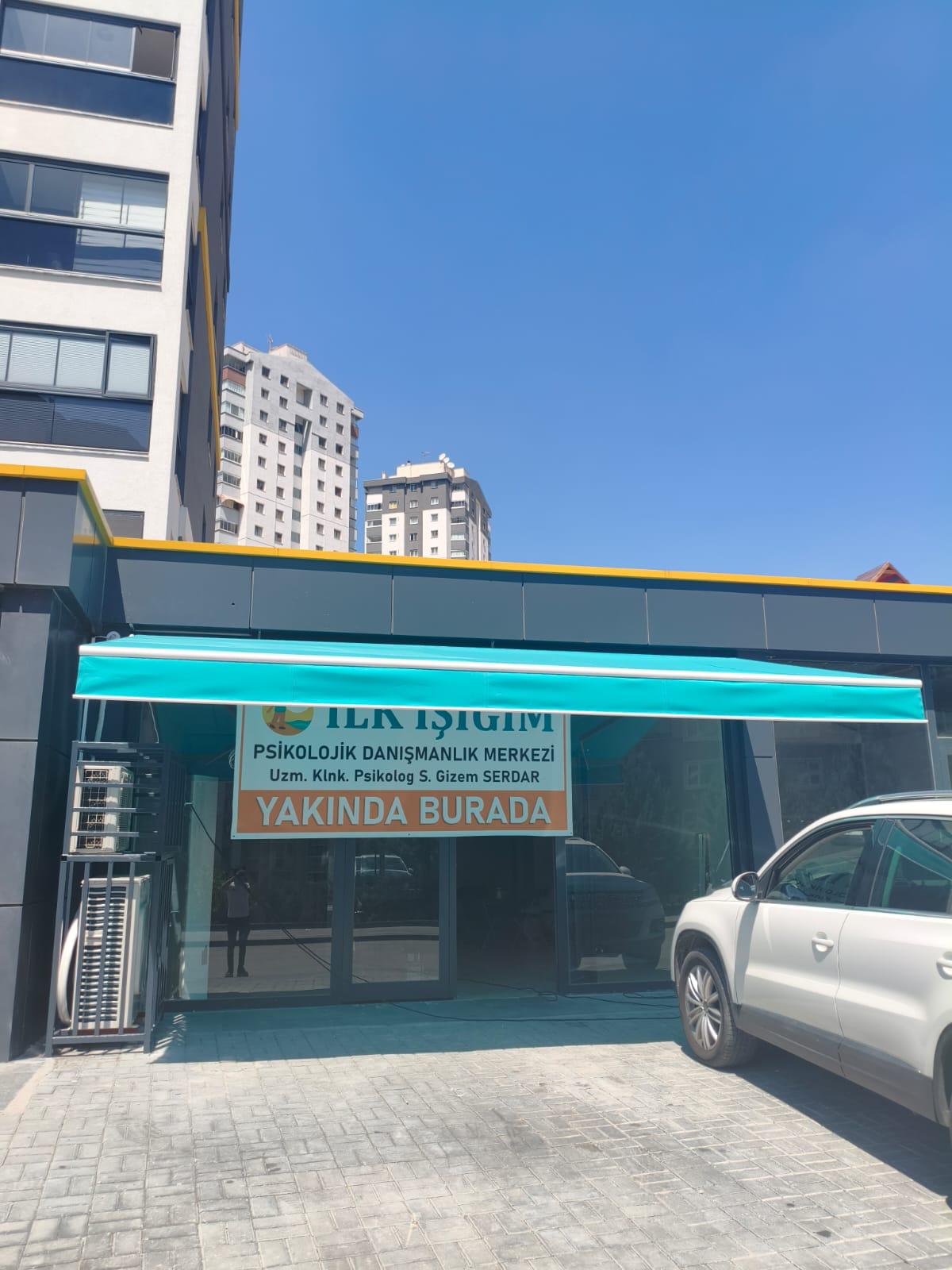 Balkona kolonsuz monte edilmiş mafsallı tente; kollar kumaşı öne iter 9