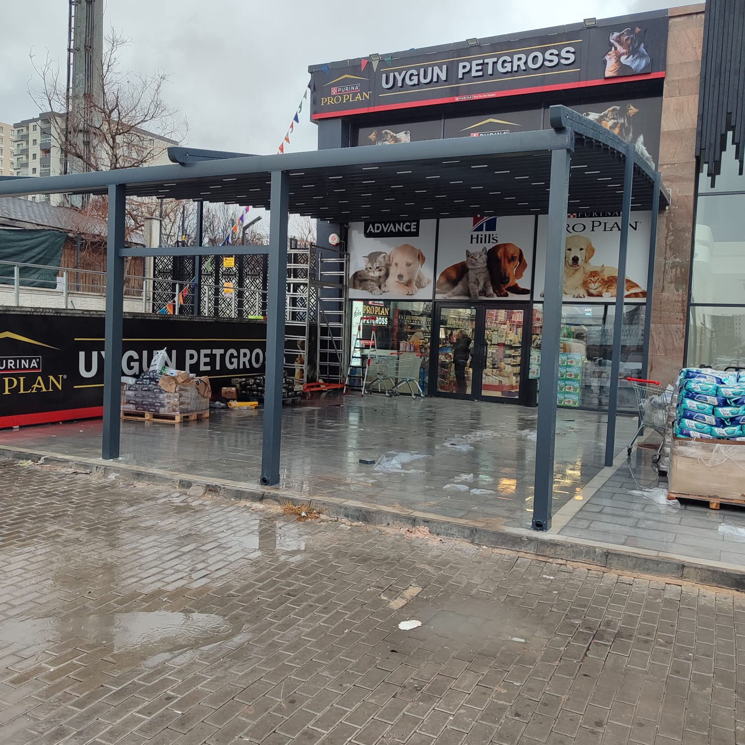 Bahçe terasında alüminyum pergola; üstte açılır kumaş, altta oturma alanı 4