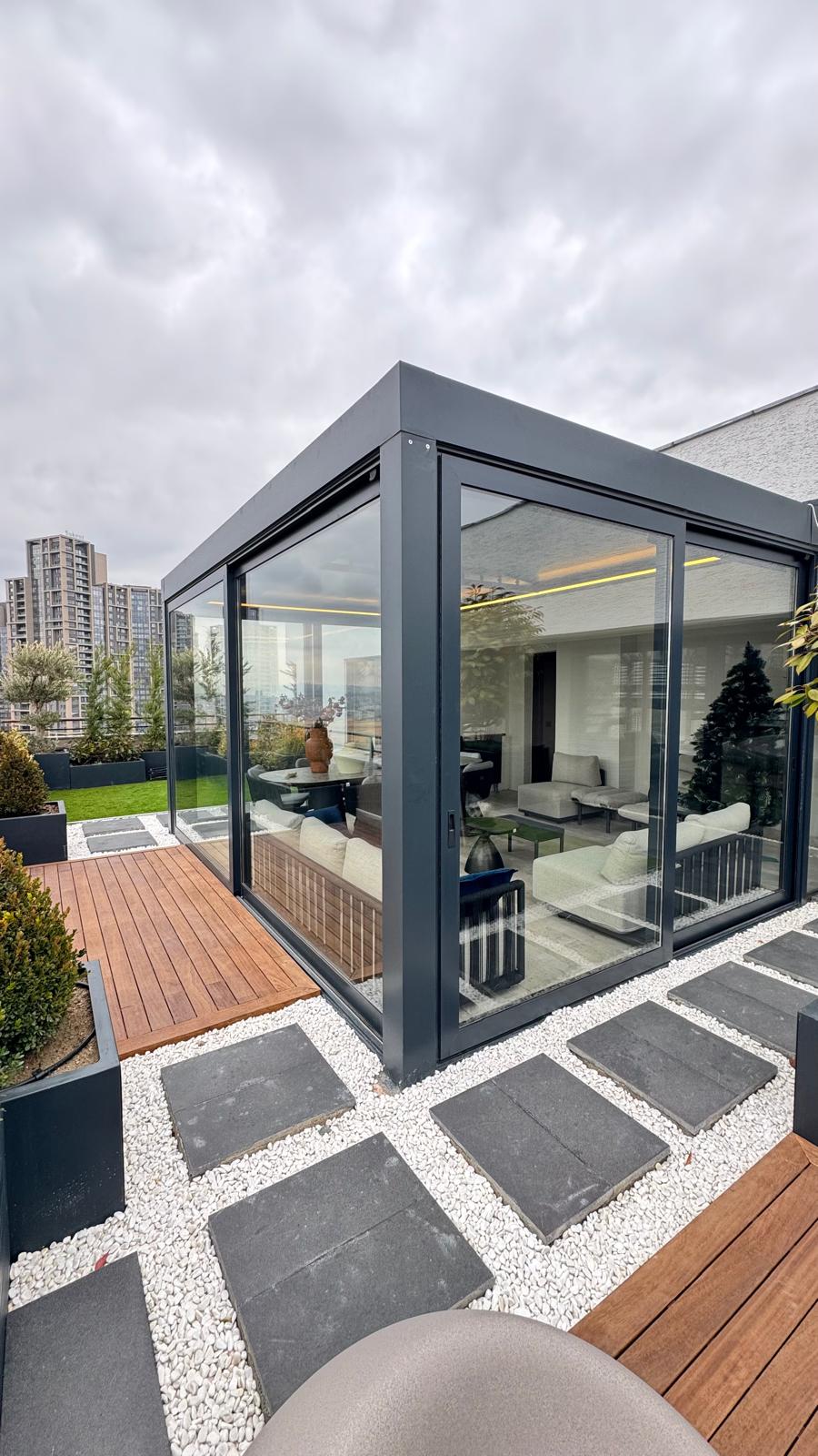 Bahçe terasında alüminyum pergola; üstte açılır kumaş, altta oturma alanı 8