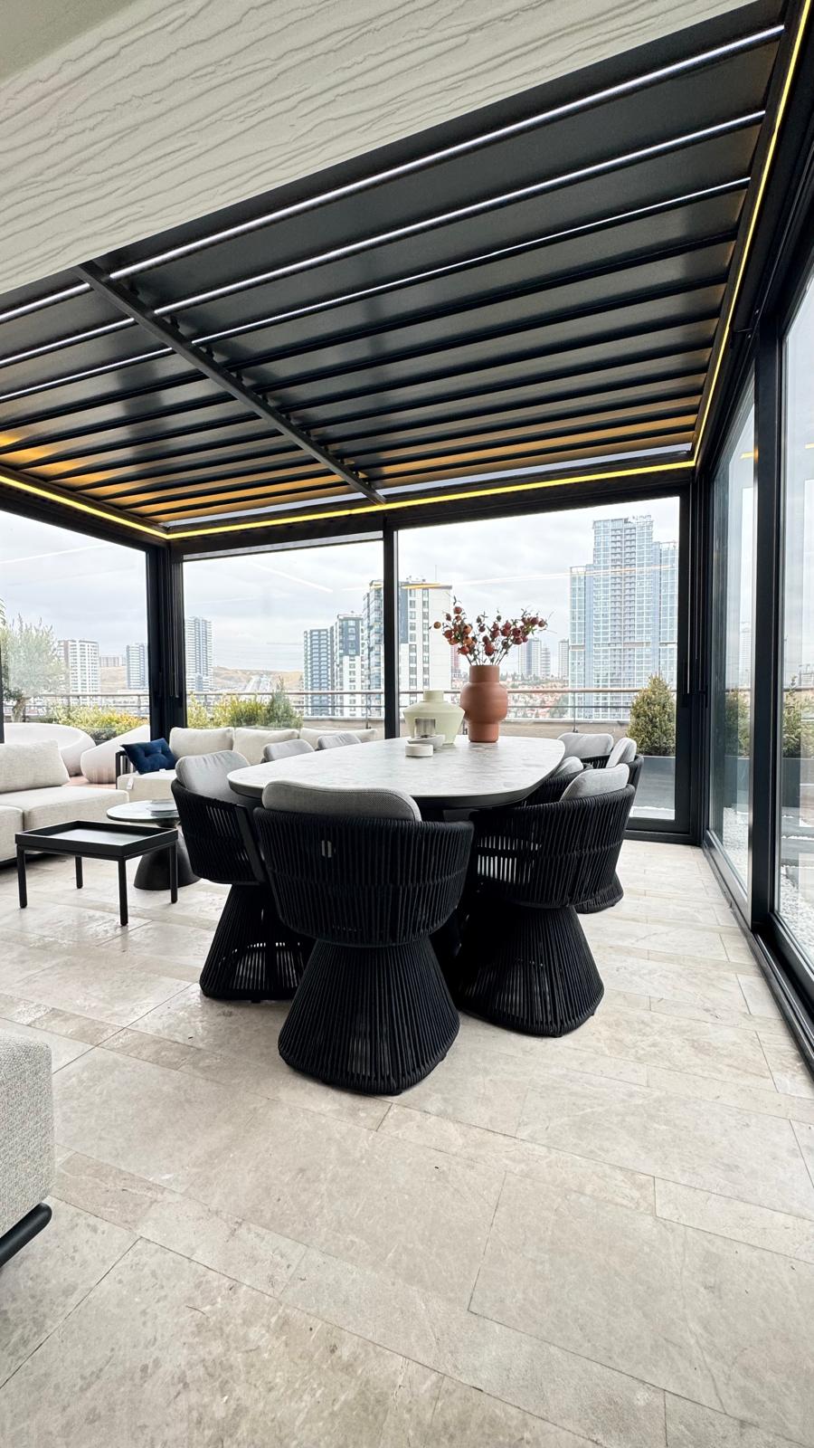 Bahçe terasında alüminyum pergola; üstte açılır kumaş, altta oturma alanı 10