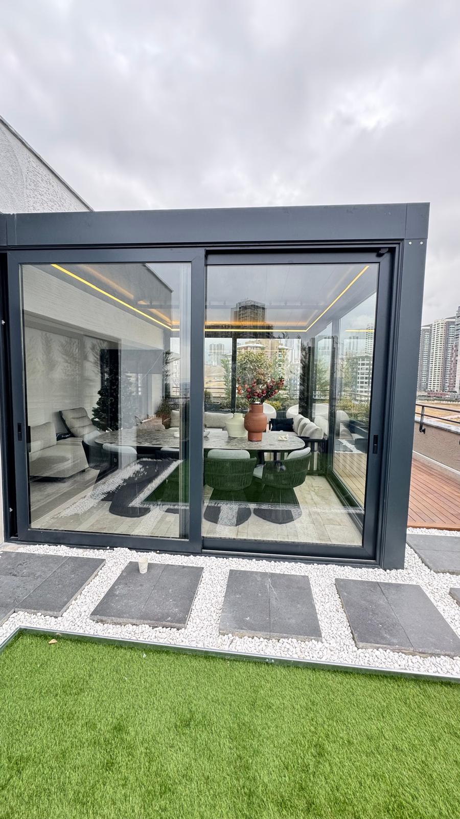 Bahçe terasında alüminyum pergola; üstte açılır kumaş, altta oturma alanı 11