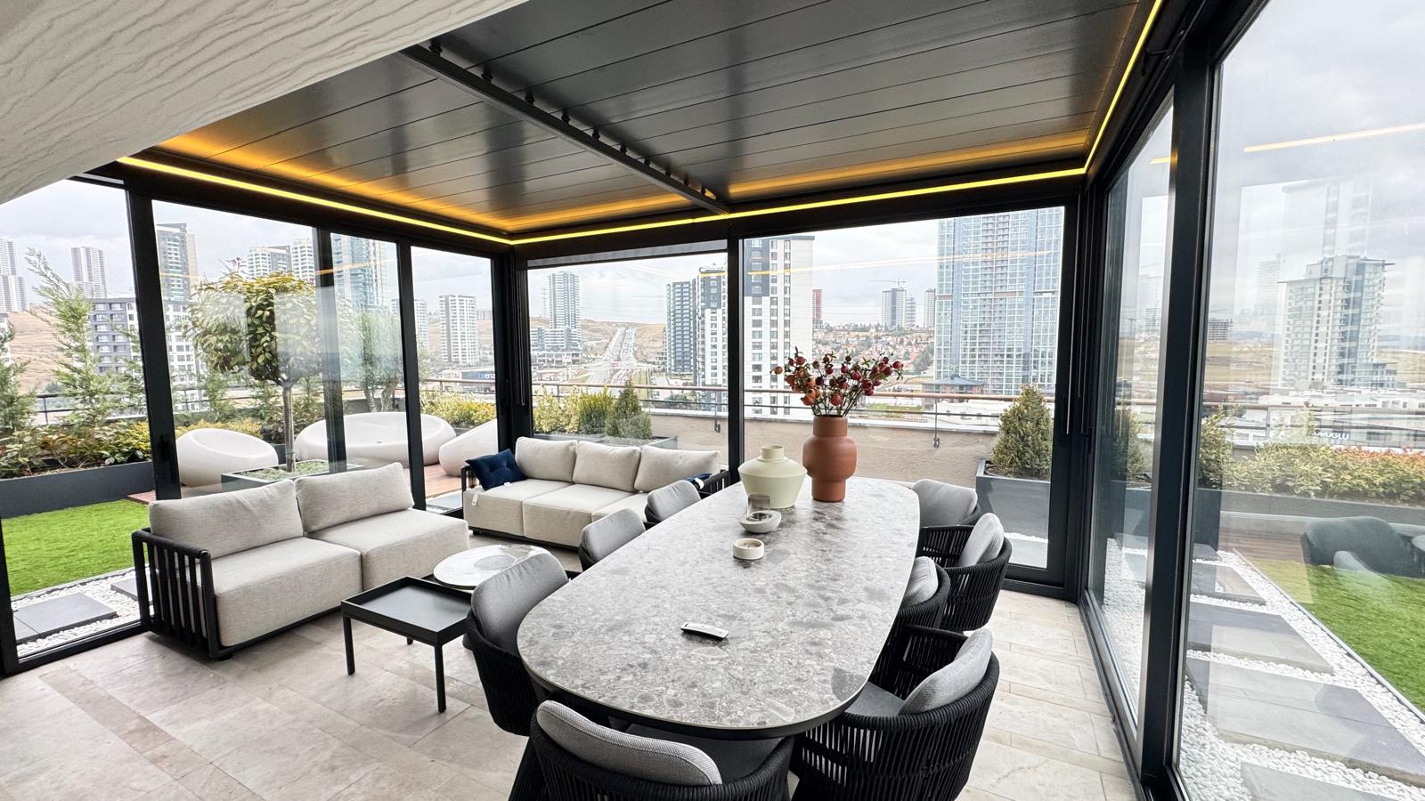 Bahçe terasında alüminyum pergola; üstte açılır kumaş, altta oturma alanı 12