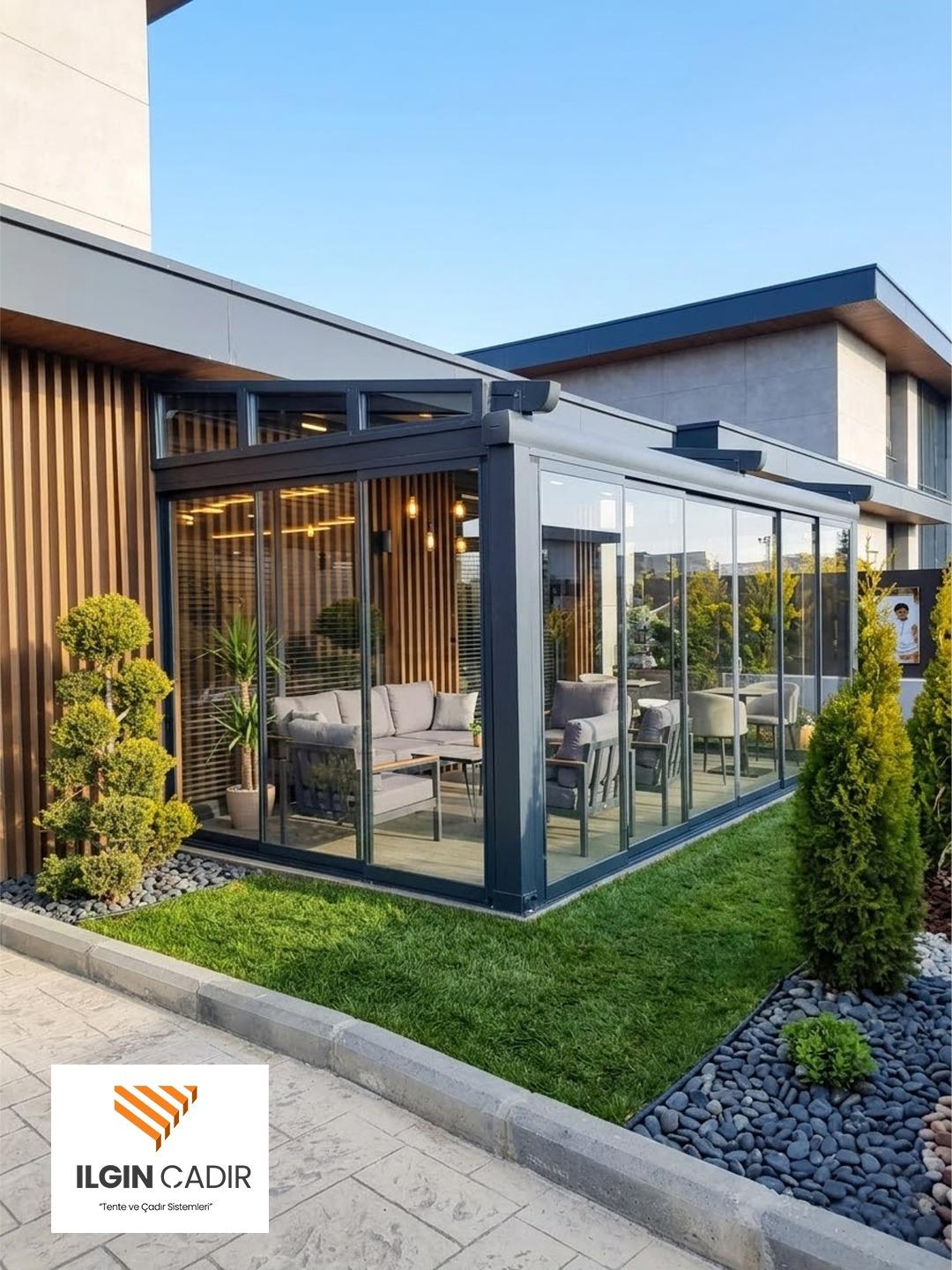 Bahçe terasında alüminyum pergola; üstte açılır kumaş, altta oturma alanı 19