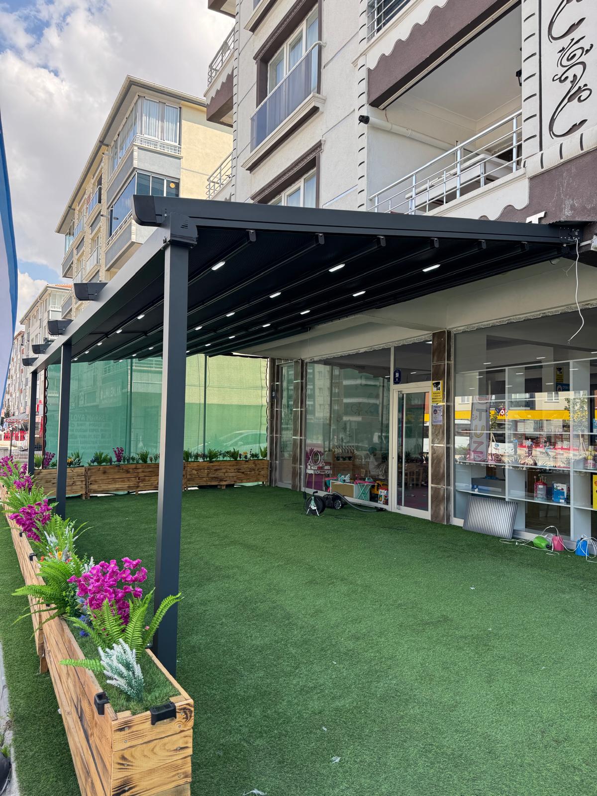Bahçe terasında alüminyum pergola; üstte açılır kumaş, altta oturma alanı 20