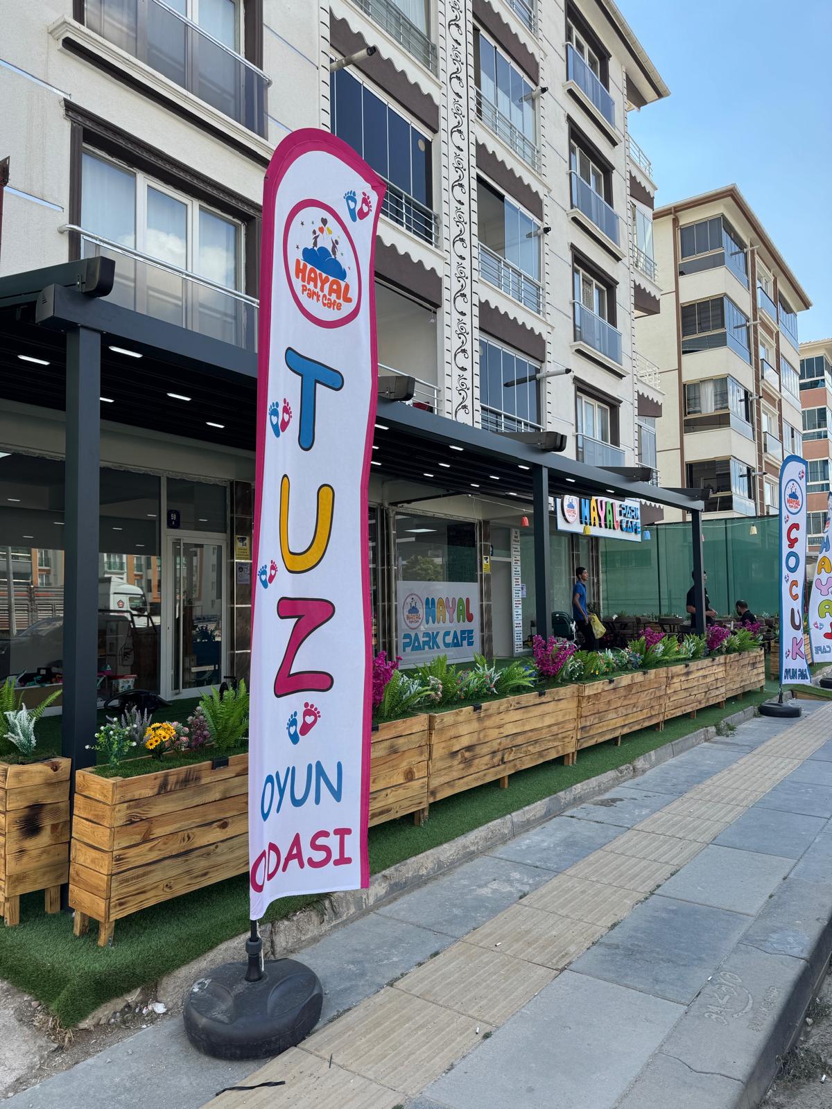 Bahçe terasında alüminyum pergola; üstte açılır kumaş, altta oturma alanı 21