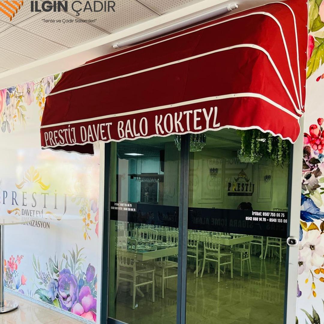 Kafe vitrini önünde açık körüklü tente; kumaş accordion gibi katlanır 7
