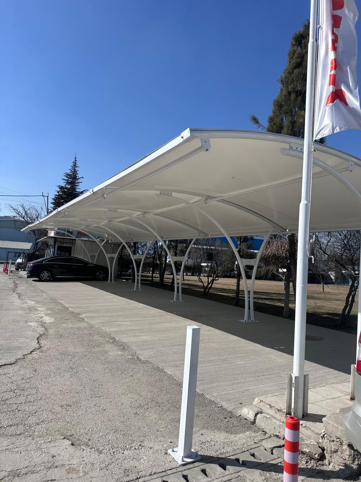 Konut önünde iskelet ve brandalı otopark çadırı; araç gölgede 3