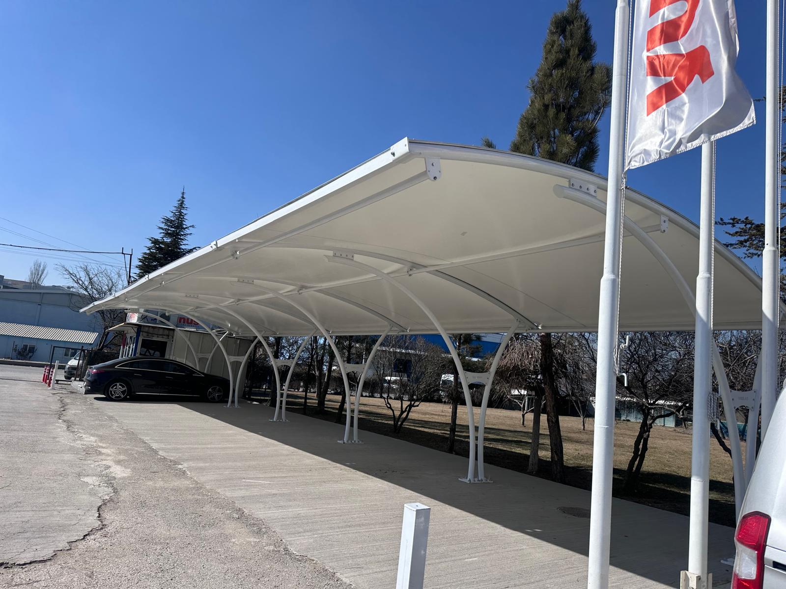 Konut önünde iskelet ve brandalı otopark çadırı; araç gölgede 4
